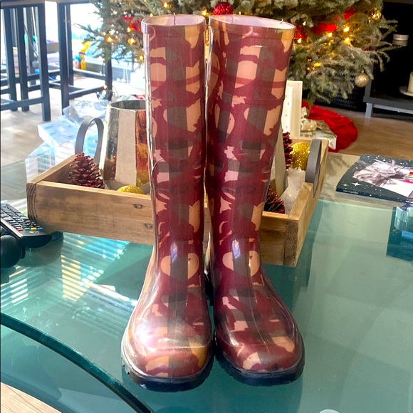 Burberry special edition heart rain boots - Picture 1 of 3